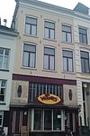Huis met gepleisterde lijstgevel