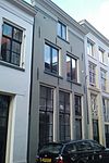 Onderkelderd huis met gepleisterde lijstgevel