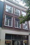 Huis met geverfde gevel met vernieuwde lijst