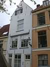 De drie gekroonde suikerbroden: huis met hoogopgaande gepleisterde tuitgevel, in een gebeeldhouwde gevelsteen gedateerd