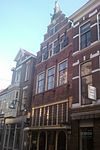 Huis met trapgevel, door muurankers gedateerd 1645