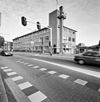 Overzicht voorgevel met traptoren en rechter zijgevel - Deventer - 20350868 - RCE -  Modelmakerij Nering BÃ¶gel, later Akzo-Nobel en daarna Kunstenlab: Overzicht voorgevel met traptoren en rechter zijgevel (opmerking: Gefotografeerd voor Monumenten In Nederland Overijssel, bladzijde 121) 