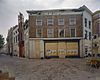 Situering voorgevel in steigers, na brand, in straatbeeld - Deventer - 20334544 - RCE -  Situering voorgevel in steigers, na brand, in straatbeeld 
