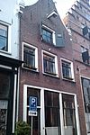 Onderkelderd huis met klokgevel