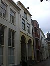 Pand, dat blijkens restanten van ontlastingsbogen op de verdieping en waarschijnlijk uit het begin van de 17e eeuw daterende gevel heeft, die later gewijzigd is in een gepleisterde lijstgevel