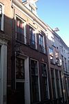 Onderkelderd huis met gepleisterde lijstgevel
