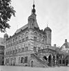 Overzicht voorgevel met traptoren en linker zijgevel - Deventer - 20350844 - RCE -  Historisch museum De Waag: Overzicht voorgevel met traptoren en linker zijgevel (opmerking: Gefotografeerd voor Monumenten In Nederland Overijssel, bladzijde 111) 