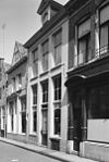 Onderkelderd huis met gepleisterde lijstgevel
