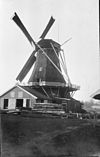 Houtzaagmolen met zeilen op de wieken schuin van achteren gefotografeerd - Deventer - 20056777 - RCE -  Bolwerksmolen: Houtzaagmolen met zeilen op de wieken schuin van achteren gefotografeerd 