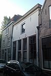 Huis met thans op niet zeer fraaie wijze tot lijstgevel getransformeerd front, in jaarankers gedateerd 1621