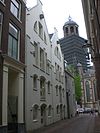 In oorsprong twee panden met kelders en tuitgevels aan achterkant