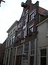 Pakhuis met gedeeltelijk in natuursteen gedekte klokgevel, in jaarankers gedateerd 1612