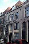 Onderkelderd huis met gepleisterde rechte gevel in jaarankers gedateerd 1624