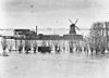 Houtzaagmolen van voren gefotografeerd temidden van ondergelopen uiterwaarden - Deventer - 20056774 - RCE -  Bolwerksmolen: Houtzaagmolen van voren gefotografeerd temidden van ondergelopen uiterwaarden 