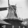 Houtzaagmolen in feesttooi bij ingebruikstelling van opzij gefotografeerd - Deventer - 20056768 - RCE -  Bolwerksmolen: Houtzaagmolen in feesttooi bij ingebruikstelling van opzij gefotografeerd 