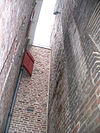 Klooster 3 detail bij gevel, Deventer -  In gebruik door Stadsarchief en Athenaeumbibliotheek Deventer.