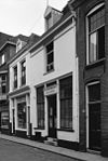 Huis met tot tuitgevel verminkte en bepleisterde gevel, in jaarankers gedateerd 1641