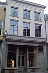 Huis met gepleisterde lijstgevel
