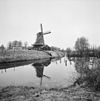 Houtzaagmolen met houtzaagschuur schuin van achteren gefotografeerd en molenkolk op de voorgrond - Deventer - 20350883 - RCE -  Bolwerksmolen: Houtzaagmolen met houtzaagschuur schuin van achteren gefotografeerd en molenkolk op de voorgrond (opmerking: Gefotografeerd voor Monumenten In Nederland Overijssel, bladzijde 125) 