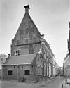 In oorsprong gotisch huis met zadeldak evenwijdig aan de straat tussen twee topgevels