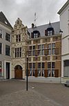 Overzicht voorgevel met poortdoorgang - Deventer - 20337927 - RCE -  Het Penninckshuis: Overzicht voorgevel met poortdoorgang (opmerking: Opnamen zijn gemaakt i.v.m. kleurenaspecten) 