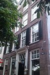 Huis met lijstgevel op natuurstenen plint
