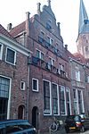 Linkerhelft van een huis met gepleisterde rechte gevel, in jaarankers gedateerd 1629
