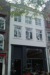 Onderkelderd huis met gepleisterde lijstgevel
