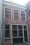 Pand met gepleisterde lijstgevel
