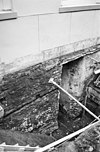 Fundering achtergevel buitenmuur voormalige raadzaal, (ontgraven restant van een verbrand houten kruis in de kelder onder het voorste gedeelte van het wanthuis - Deventer - 20054458 - RCE -  Stadhuis: fundering achtergevel buitenmuur voormalige raadzaal, (ontgraven restant van een verbrand houten kruis in de kelder onder het voorste gedeelte van het wanthuis 