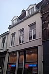 Huis met zadeldak tussen tuitgevels