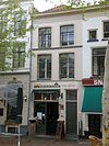 Huis met gepleisterde lijstgevel