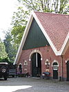 Boerderij van landgoed Het Stroot - Linker deel voorgevel - RM 510587 -  Boerderij van het hallehuistype met tweekapsschuur onder met rode hollandse pannen gedekt zadeldak. Bouwjaar 1917. Onderdeel van Landgoed 