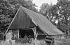 Overzicht van de achtergevel van de houten vakwerkschuur, behorende bij boerderij het Brummelhoes met zicht op baander - Haaksbergen - 20095392 - RCE -  Brummelhoes: Overzicht van de achtergevel van de houten vakwerkschuur, behorende bij boerderij het Brummelhoes met zicht op baander 