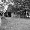 Overzicht van de voorgevel van de houten vakwerkschuur, behorende bij boerderij het Brummelhoes met zicht op baander - Haaksbergen - 20095244 - RCE -  Brummelhoes: Overzicht van de voorgevel van de houten vakwerkschuur, behorende bij boerderij het Brummelhoes met zicht op baander 