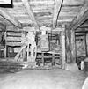 Interieur van watergedreven molen met onderslagrad, souterrain, maalstoel met waterwiel, koppelstenen - Haaksbergen - 20283557 - RCE -  Oostendorperwatermolen: Interieur van watergedreven molen met onderslagrad, souterrain, maalstoel met waterwiel, koppelstenen 