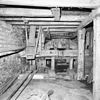 Interieur van watergedreven molen met onderslagrad, souterrain, koningsspil, waterwiel - Haaksbergen - 20283556 - RCE -  Oostendorperwatermolen: Interieur van watergedreven molen met onderslagrad, souterrain, koningsspil, waterwiel 