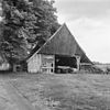 Overzicht van de achtergevel van de houten vakwerkschuur, behorende bij boerderij het Brummelhoes met zicht op baander - Haaksbergen - 20095241 - RCE -  Brummelhoes: Overzicht van de achtergevel van de houten vakwerkschuur, behorende bij boerderij het Brummelhoes met zicht op baander 