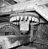 Interieur van watergedreven molen met onderslagrad, souterrain, bonkelaar op koningsspil - Haaksbergen - 20283569 - RCE -  Oostendorperwatermolen: Interieur van watergedreven molen met onderslagrad, souterrain, bonkelaar op koningsspil 