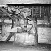 Interieur van watergedreven molen met onderslagrad, kuip met steenspil, koppelstenen - Haaksbergen - 20283550 - RCE -  Oostendorperwatermolen: Interieur van watergedreven molen met onderslagrad, kuip met steenspil, koppelstenen 