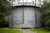 Overzicht van gashouder van het type natte telescopische gezien vanaf het terrein van de kalkovens