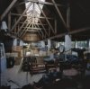 Interieur van de schuur bij de entree, overzicht met kapconstructie
