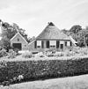 Overzicht voorgevel hallenhuisboerderij met schuur, thans oudheidkamer - Hellendoorn - 20350988 - RCE -  Erve Hofman: Overzicht voorgevel hallenhuisboerderij met schuur, thans oudheidkamer (opmerking: Gefotografeerd voor Monumenten In Nederland Overijssel) 