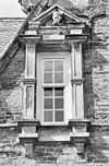 Exterieur VOORGEVEL, VENSTER, NATUURSTENEN ORNAMENTEN, DETAIL - Ambt Delden - 20273646 - RCE -  KASTEEL TWICKEL: Exterieur VOORGEVEL, VENSTER, NATUURSTENEN ORNAMENTEN, DETAIL 