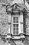 Exterieur VOORGEVEL, VENSTER, NATUURSTENEN ORNAMENTEN, DETAIL - Ambt Delden - 20273645 - RCE -  KASTEEL TWICKEL: Exterieur VOORGEVEL, VENSTER, NATUURSTENEN ORNAMENTEN, DETAIL 