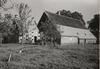 Overzicht voorgevel en zijgevel van de boerderij, met endskamer