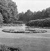 Overzicht van de westelijke parterre gezien naar de zuidoosthoek - Markelo - 20150649 - RCE -  Huis Weldam: Overzicht van de westelijke parterre gezien naar de zuidoosthoek 