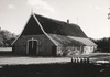 Overzicht achterhuis met inrijdeuren en zijgevel van de boerderij. Melkbussen op de voorgrond