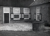 Detail voorgevel met waterput
