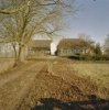 Exterieur overzicht boerderij met kapschuur